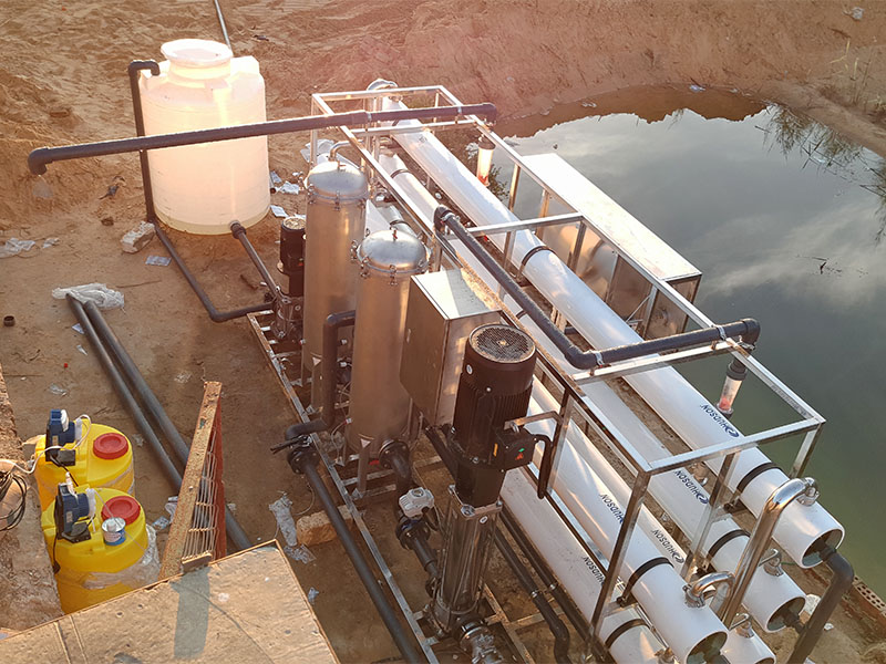 Ein ägyptischer Kunde übernimmt unser Edelstahl-Patronenfiltergehäuse in einer Wasseraufbereitungsanlage